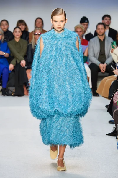 Look 18